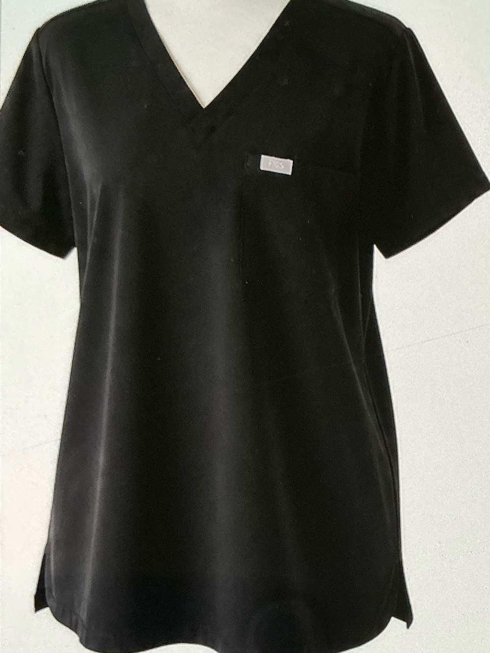 FIGS TECHNICAL COLLECTION SCRUB TOP WOMENS MEDIUM BLACK V-NECK POCKET TOP.